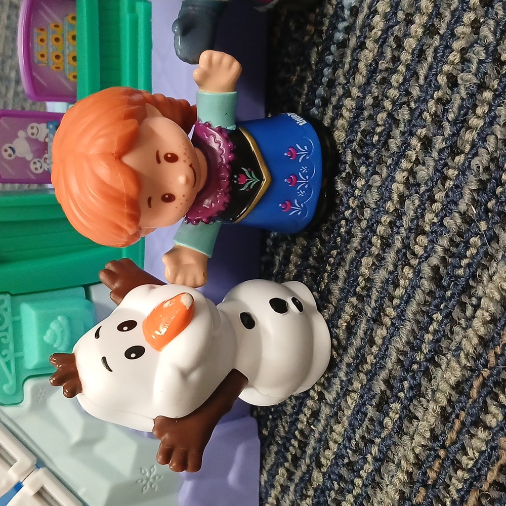 Fisher Price Little People Frozen-Themed Playset with 5 Characters - Picture 2 of 7